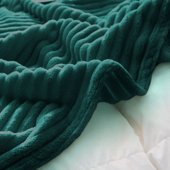 SOGA Dark Green Throw Blanket – Soft Cozy Warm Blanket for Bed, Sofa & Couch - Picture 10 of 13